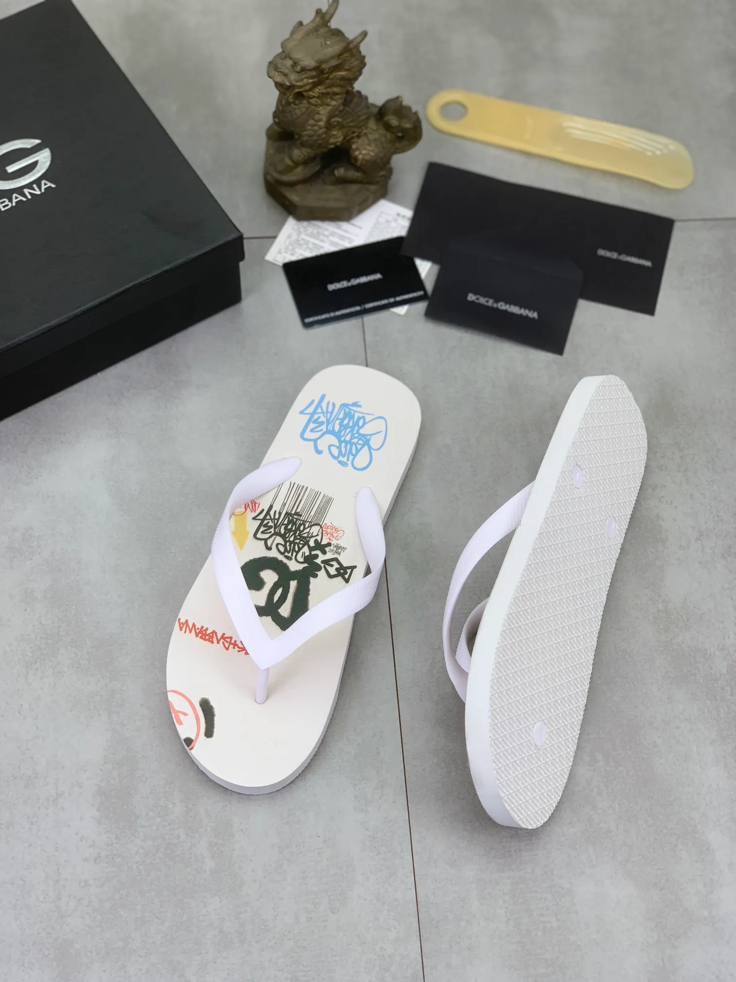 Men's Men's Shoes💰P220💰[New Style]🆘[DG]Official Website Couple🧑‍🤝‍🧑Hot-selling Dolce & Gabbana Men's Flip-Flops are on sale at the counter simultaneously! Original fabric imported from Italy. Original bottom provided by the original factory. Size: Adult 36-45. Children’s size: 30-37. Multiple colors available.